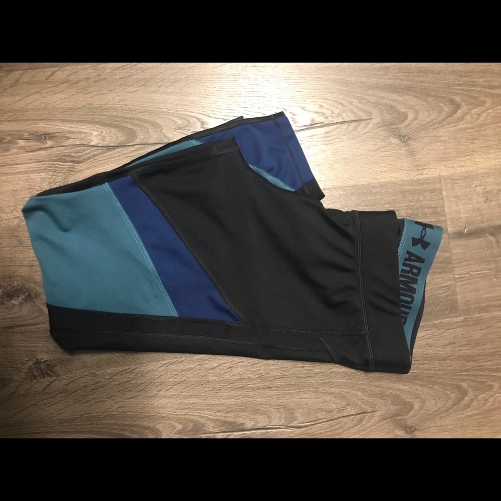 💕Previously loved Under Armour capris💕